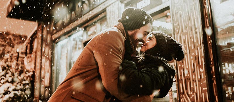due-persone-si-baciano-sotto-la-neve